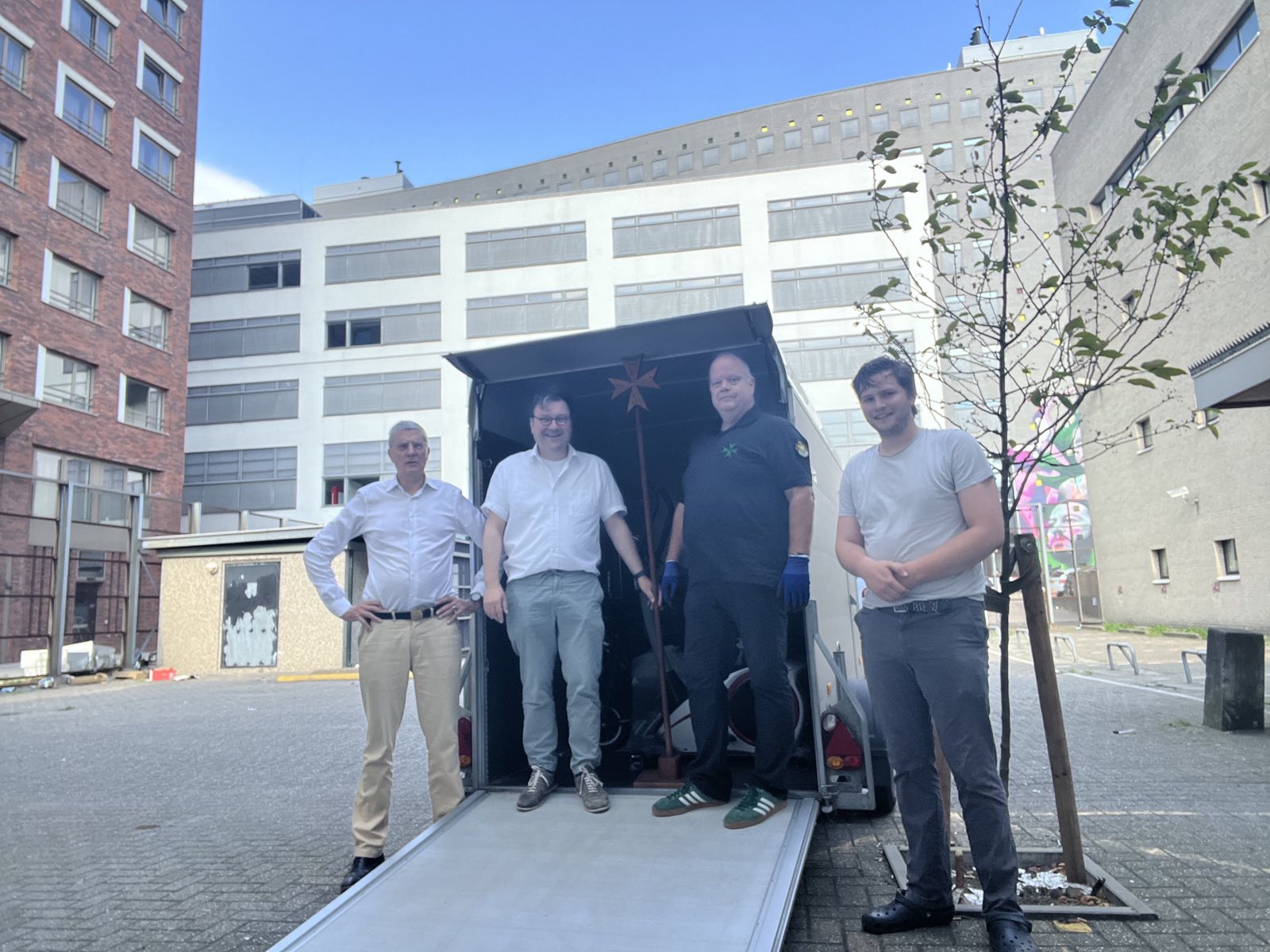 Hulpgoederen worden in Den Haag ingeladen voor Oekraïne