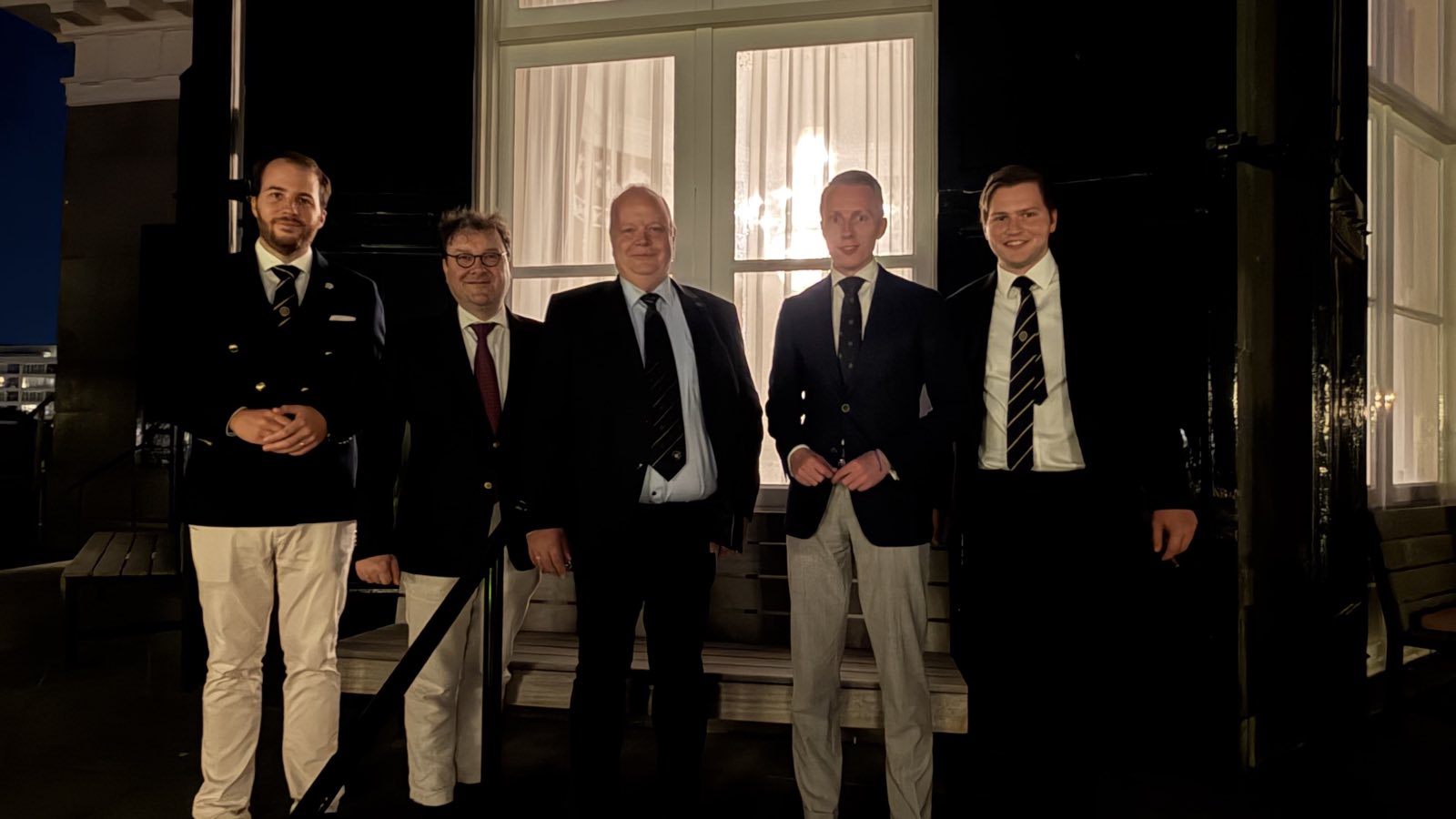 Gezamenlijke maaltijd met ordegenoten na afloop