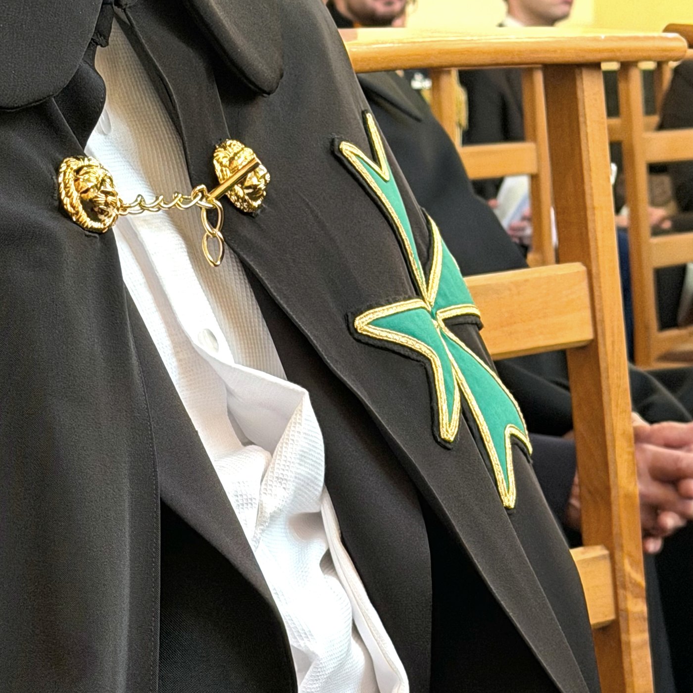 Mantel van de Orde met het achtpuntige kruis en de gouden leeuwenkopsluiting