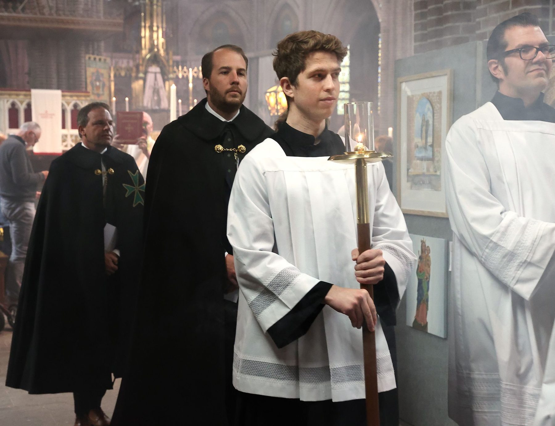 Processie met crucifixdrager