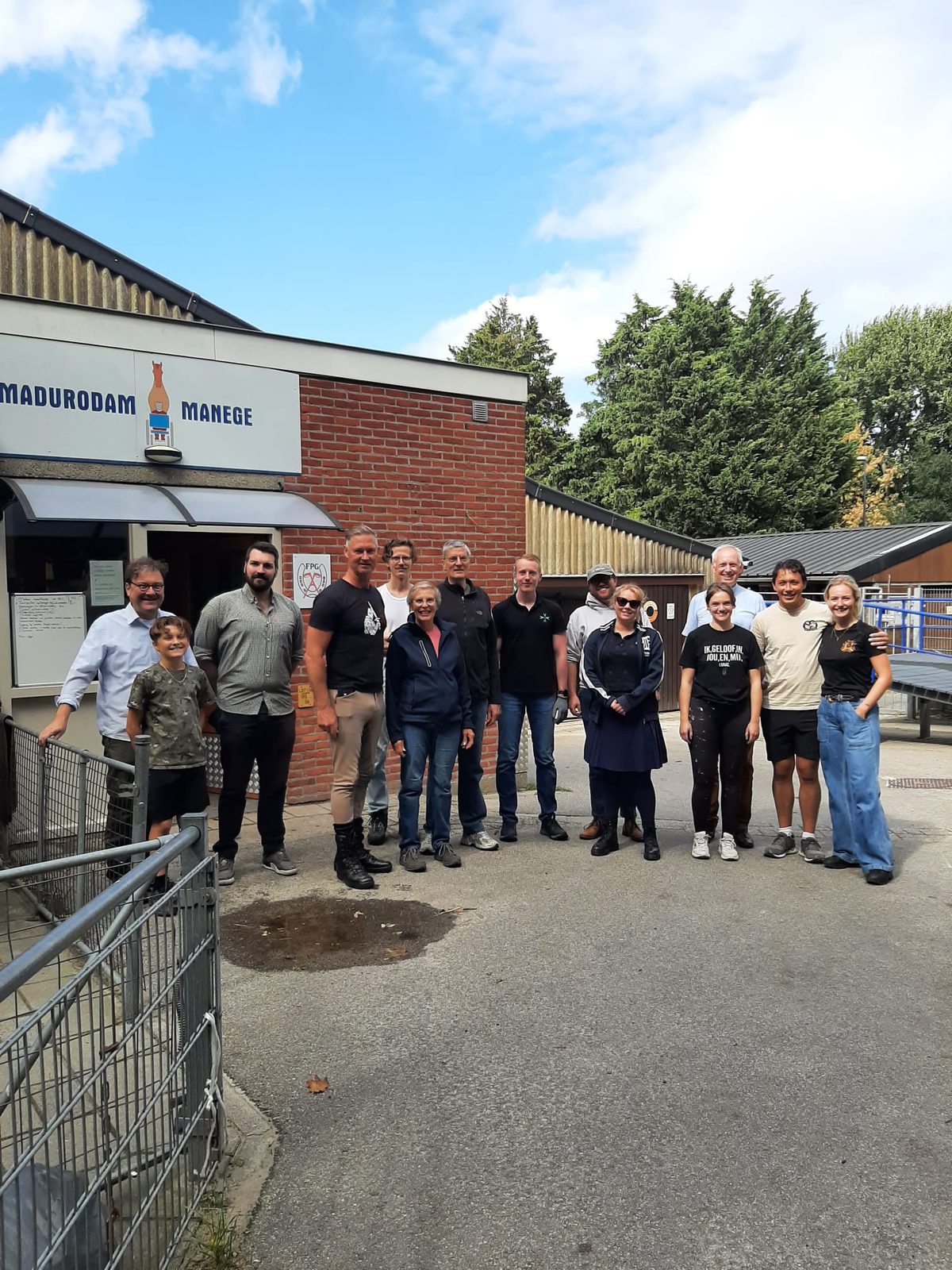 De deelnemers aan het einde van de werkdag bij de manege