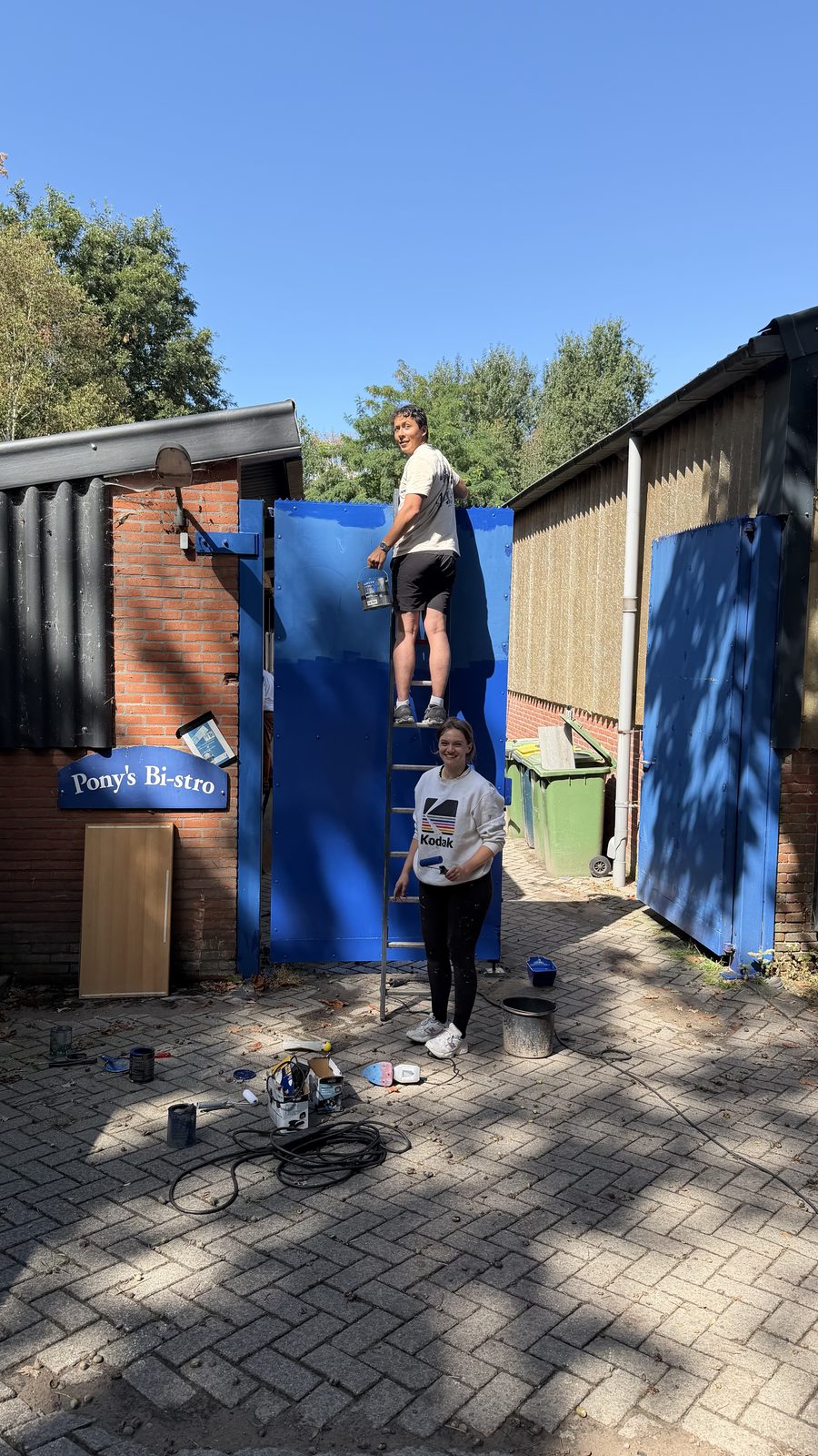 De geschilderde poorten naast het bordje Pony's Bi-stro